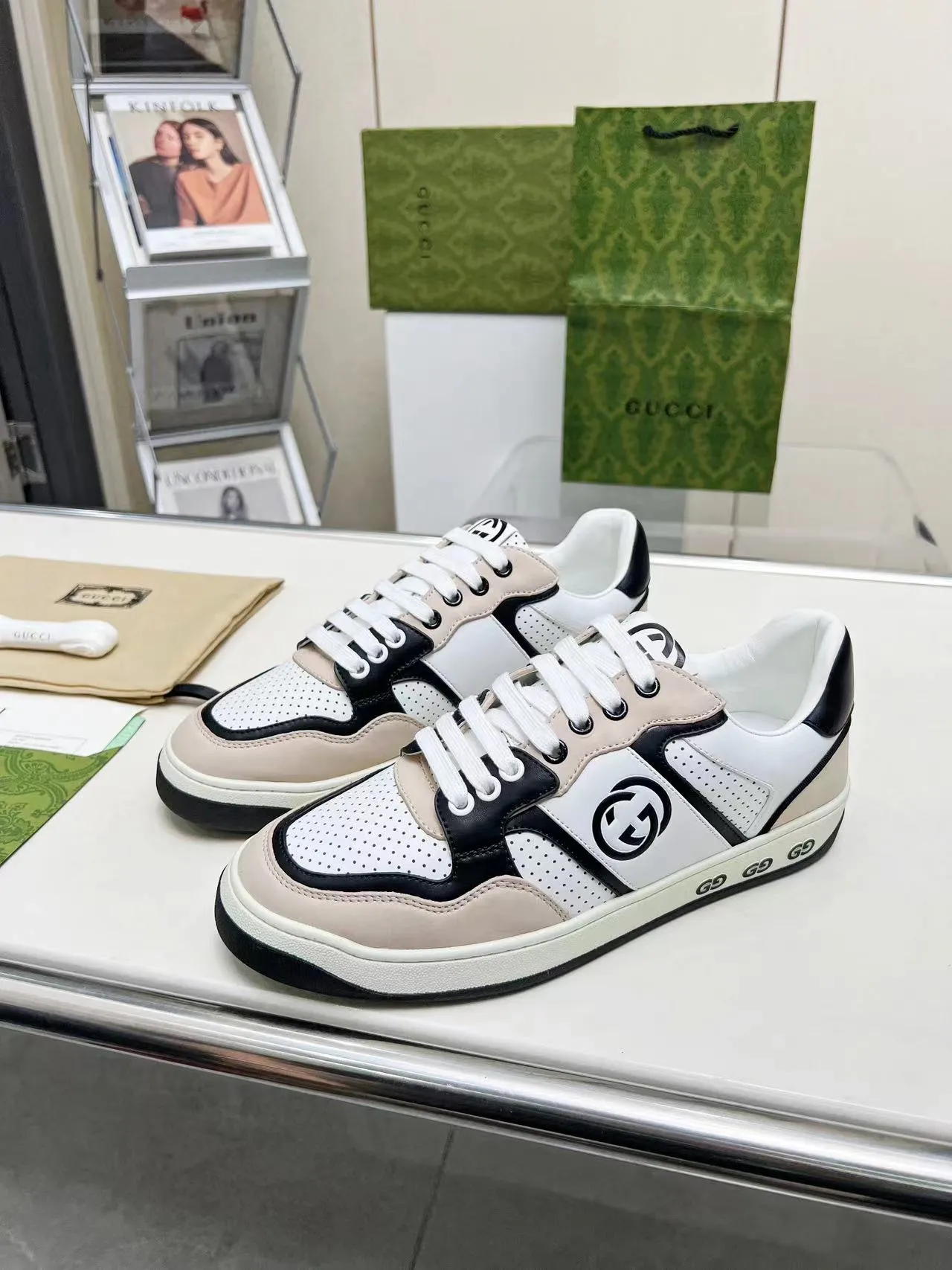 P620 💞💞Gucci G Home’s latest popular sports shoes, couple’s style, casual, retro white shoes 🌸🌸🌸 New popular series. The exquisite and compact interlocking double G logo romantically interprets the aesthetic concept of this series. Made of off-white leather, retro inspiration is cleverly blended into the sneaker design to reinterpret the brand logo. Exquisitely packaged at the delivery counter 🛍📦 ▪️Fabric: Original custom-made imported first-layer cowhide leather ▪️Lining: Original custom-made imported cowhide lining ▪️Outsole: Original molded two-color TPU outsole ▪️Size: Women's 35-40 / Men's 39-45